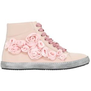 Famous among socialites, roses POKEMAOKE sneakers